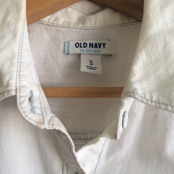 (!!!) White Sleeveless Button Down