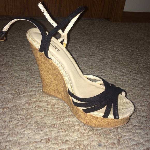 Size 8 wedge - Picture 1 of 2