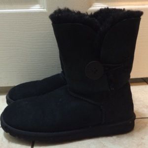 Price reduced 🎉 UGG - Bailey Button Black