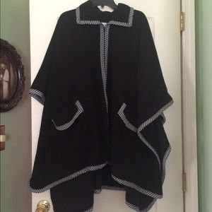 Le Moda houndstooth trimmed fleece cape