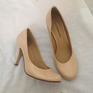 Nude pumps