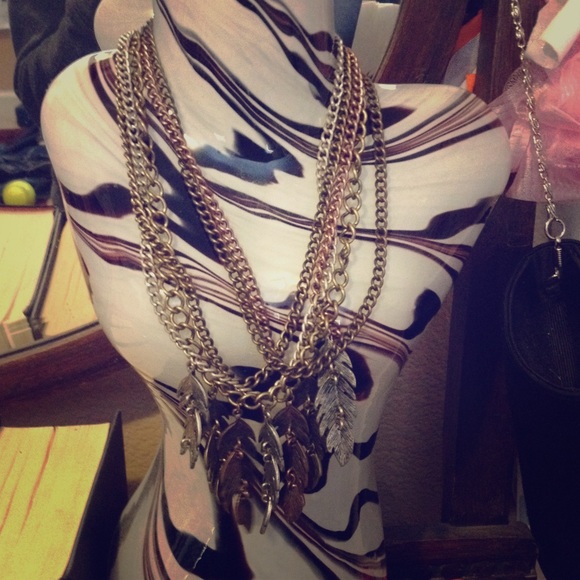 Chained feather necklace