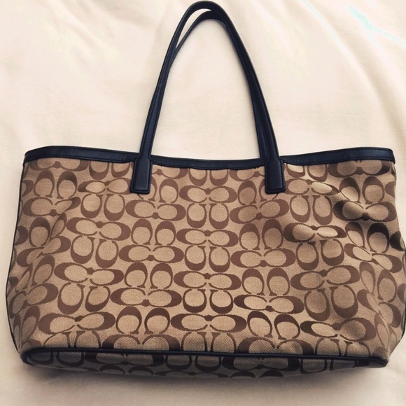 Coach (large tote) comes with dust bag. - Picture 1 of 4