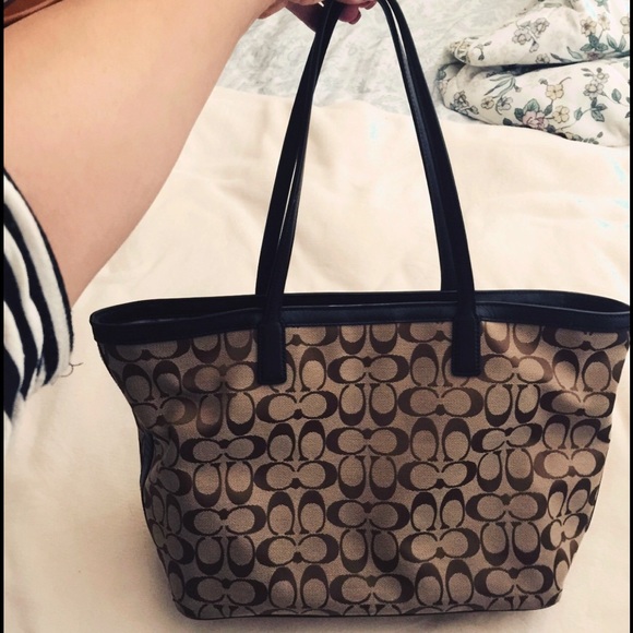 Coach (large tote) comes with dust bag. - Picture 2 of 4