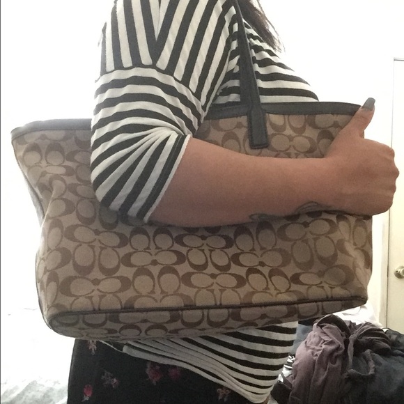 Coach (large tote) comes with dust bag. - Picture 3 of 4