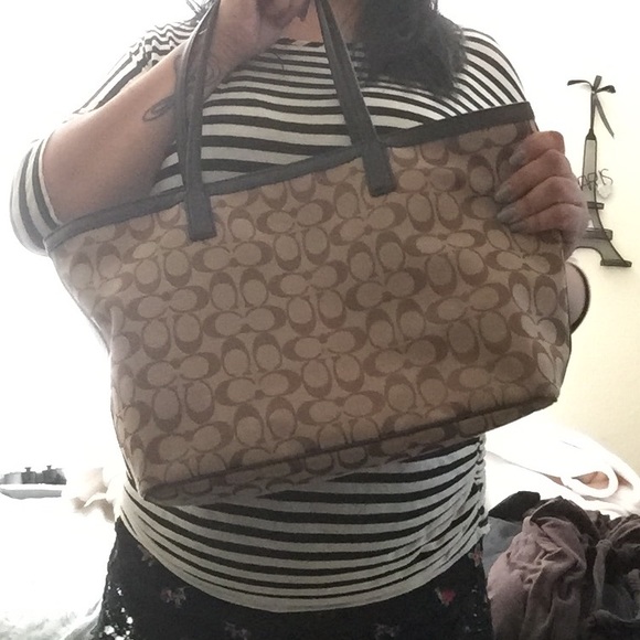 Coach (large tote) comes with dust bag. - Picture 4 of 4