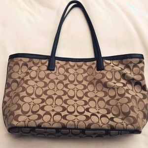 Coach (large tote) comes with dust bag.