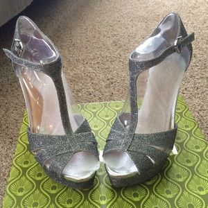 Size 7.5 shiny silver Gianni Bini strappy heels