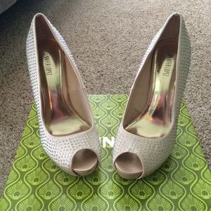 Size 8 Jennifer Lopez beige sequined heels