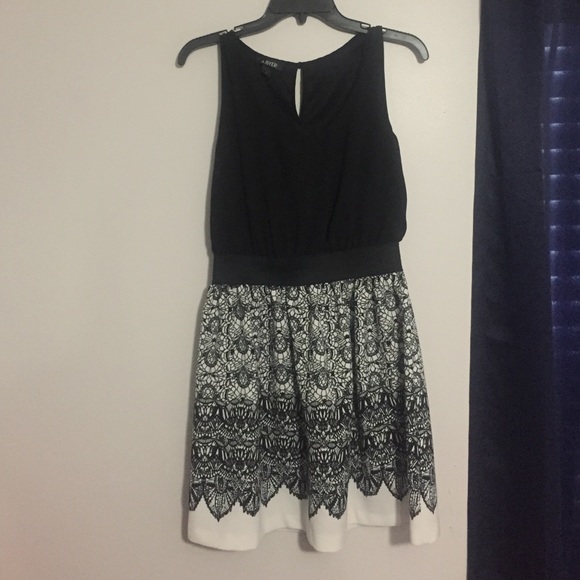 🍁NOVEMBER SALE🍁 White and Black Dress