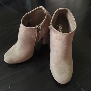 Mossimo tan suede booties sz 6