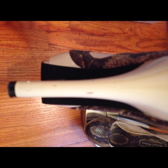 Snake print/patent  5' platform heels - Picture 3 of 4