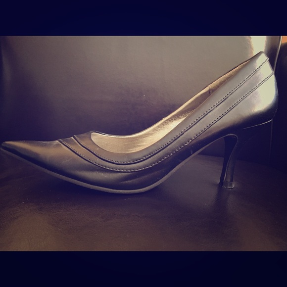 Black Pointed-Toe Low Heel Pumps