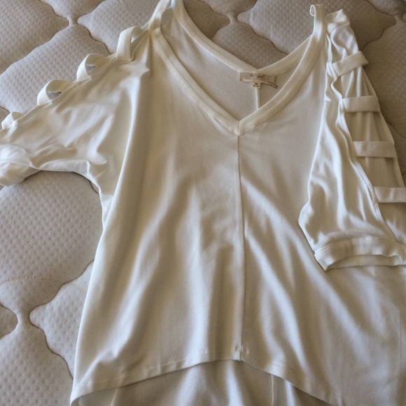 Size M cutout sleeve t shirt