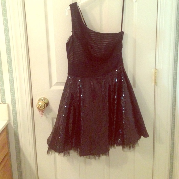 💥PRICE REDUCED💥One shoulder sequin LBD!