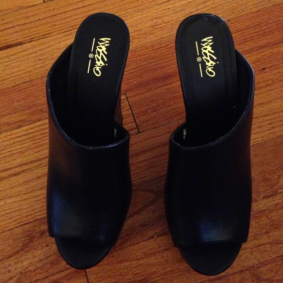 Man made material 5' slide in sandals - Picture 2 of 2