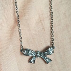 Silver bow necklace