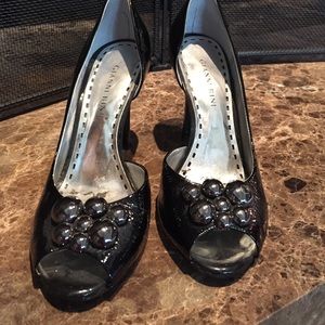 Bkack patent peep toe heels