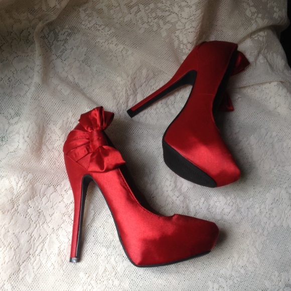 NWOT Adorable red satin bow heels