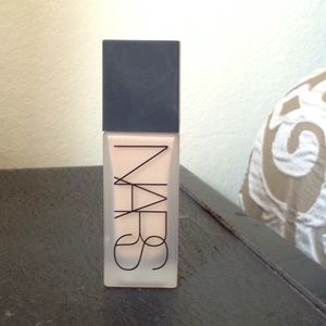 NARS All Day Luminous Weightless Foundation