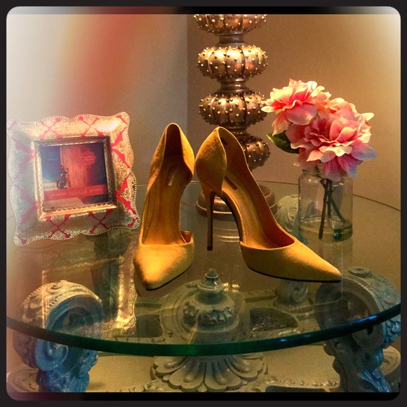 Schultz Yellow Flex Sued Pump NWOT