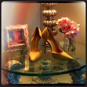 Schultz Yellow Flex Sued Pump NWOT