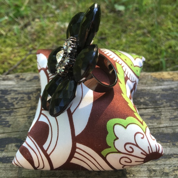 Statement black flower ring - Picture 2 of 2