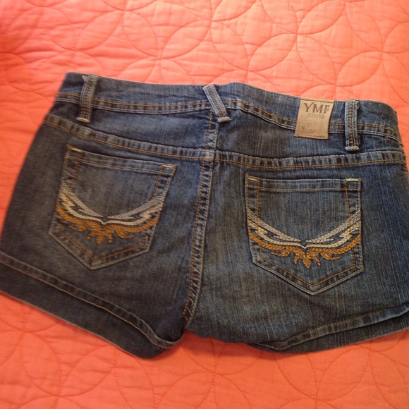 Cute Jean shorts - Picture 1 of 3