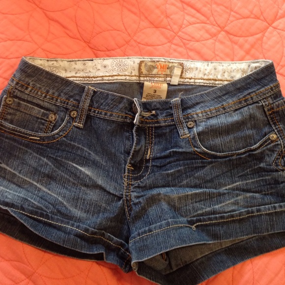 Cute Jean shorts - Picture 2 of 3