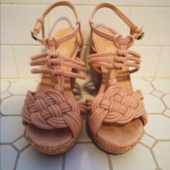 Light pink wedges
