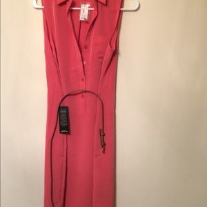 Salmon colored dress with cognac belt