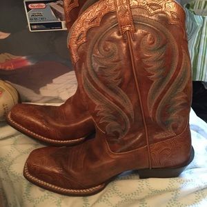 Super cute Ariat cowboy boots!