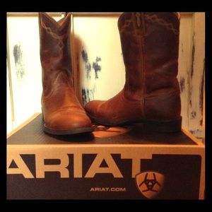 Women's size 8 1/2 Ariat Cowboy Boots