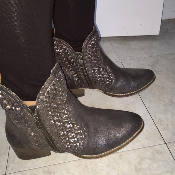 Seychelles metallic boots! 💿