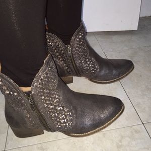 Seychelles metallic boots! 💿