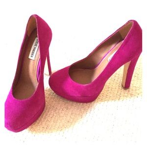 Steve Madden magenta suede pumps