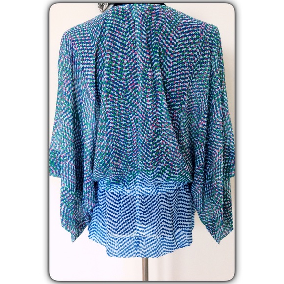 CAbi Flowy Blouse🌻🌿🌂 - Picture 3 of 3