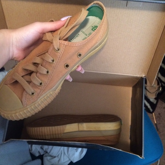 Tan pf flyers