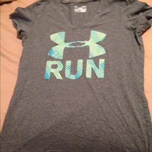 ⚠️Size SMALL Under Armour semi fitted shirt