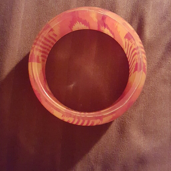 A bangle bracelet - Picture 2 of 4