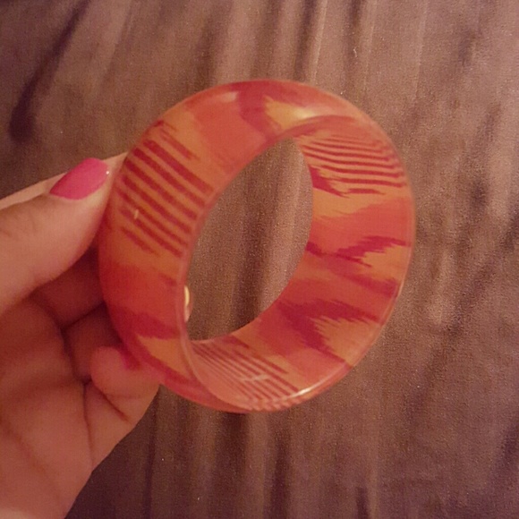 A bangle bracelet - Picture 3 of 4