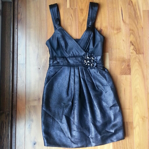 BCBGMaxAzria Dresses & Skirts - BCBGMaxAzria cocktail dress (Size 4)