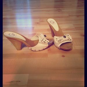 Guess white bow-tie heels