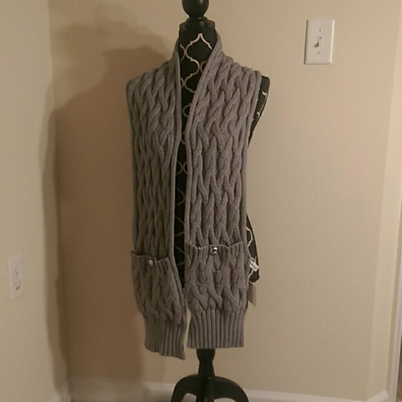 Sweater scarf with pockets