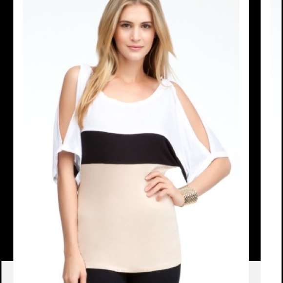 💟 NWOT BEBE ColorBlock Slit Sleeve Top 💟