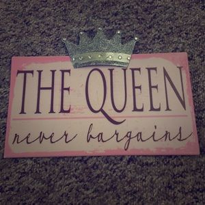The queen never bargains 👸🏼👑✨ wall decal