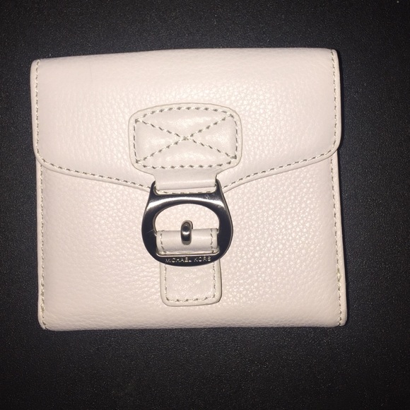 🎀Authentic White Michael Kors wallet🎀