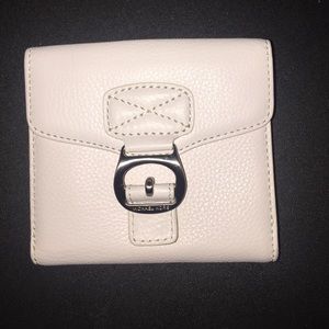 🎀Authentic White Michael Kors wallet🎀