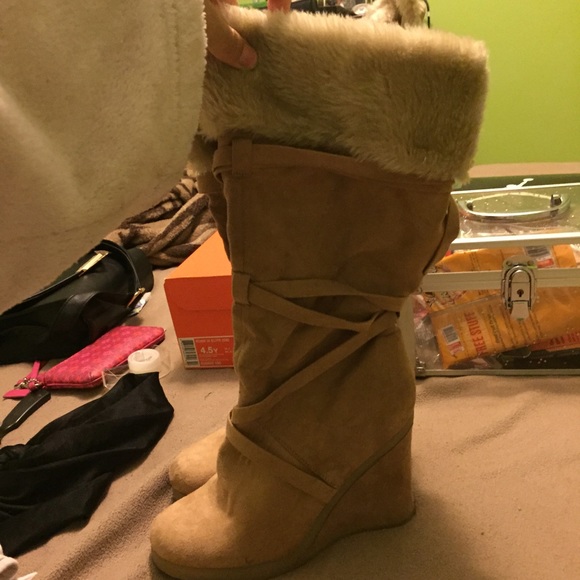Fur wedged boots