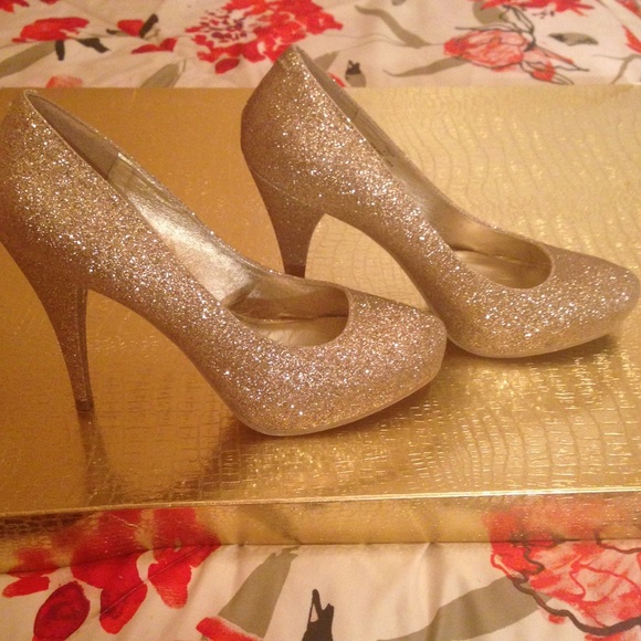 Last chance‼️Golden glitter Steve Madden Pumps - Picture 4 of 4